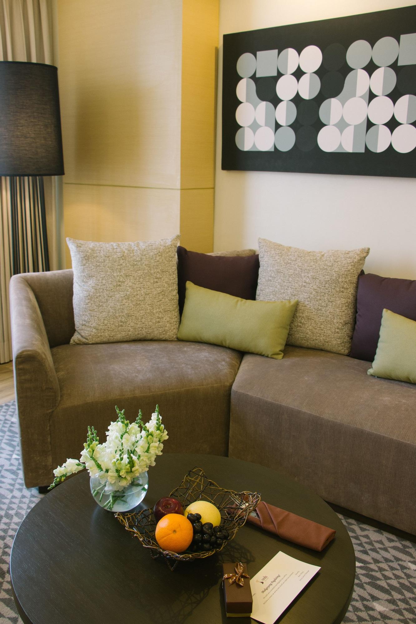 Seda Vertis North Quezon City Esterno foto A sofa with cushions