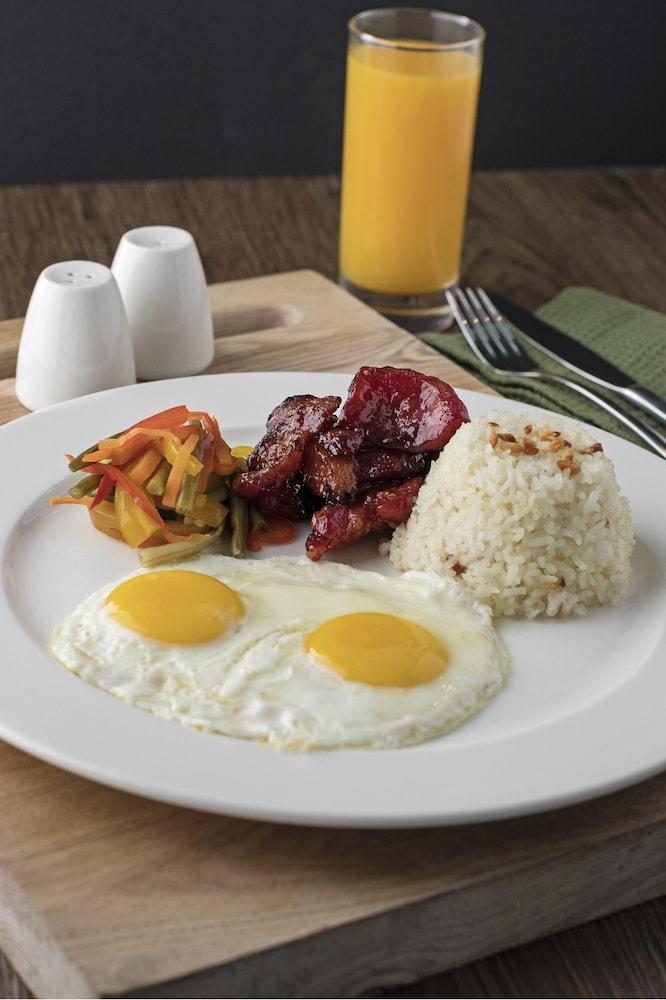 Seda Vertis North Quezon City Esterno foto Filipino breakfast with longganisa, garlic rice, eggs, and pinakbet