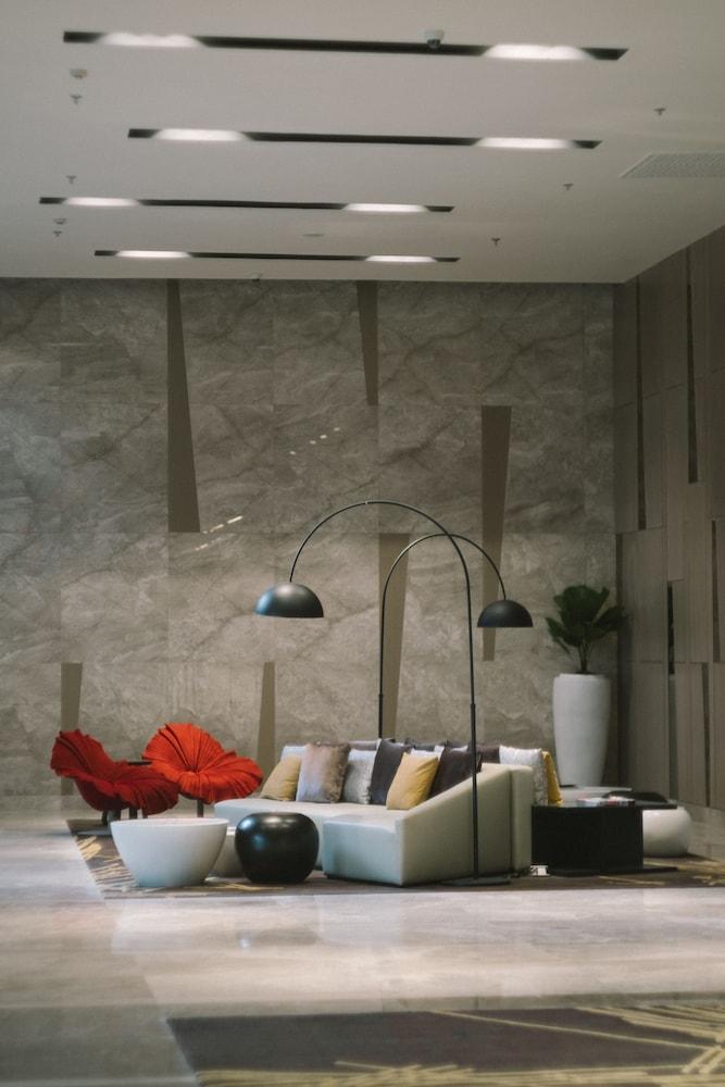 Seda Vertis North Quezon City Esterno foto A three-armed floor lamp