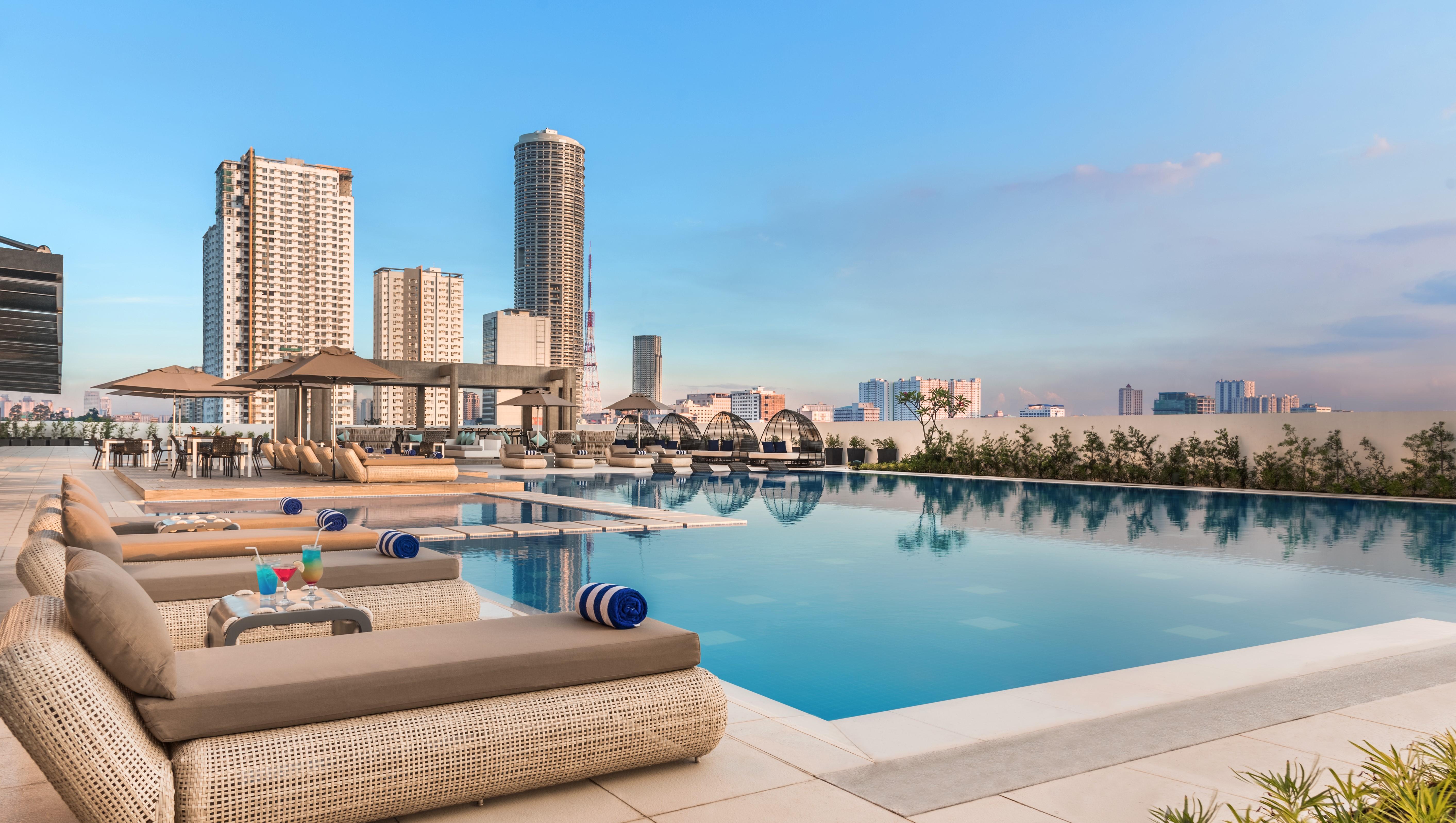Seda Vertis North Quezon City Esterno foto The Infinity Pool at the 10th floor of the hotel