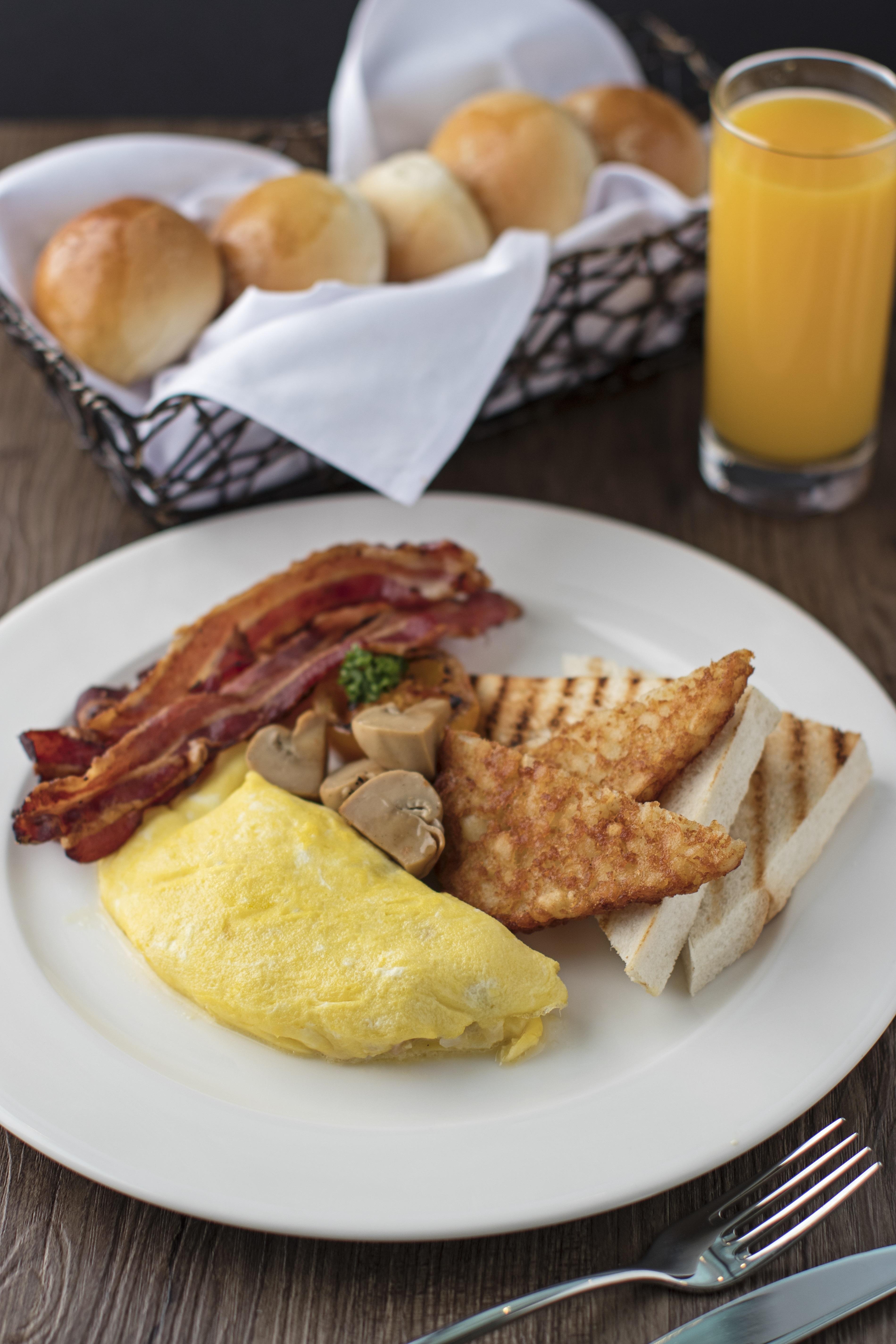 Seda Vertis North Quezon City Esterno foto A breakfast plate with bacon, eggs, and toast