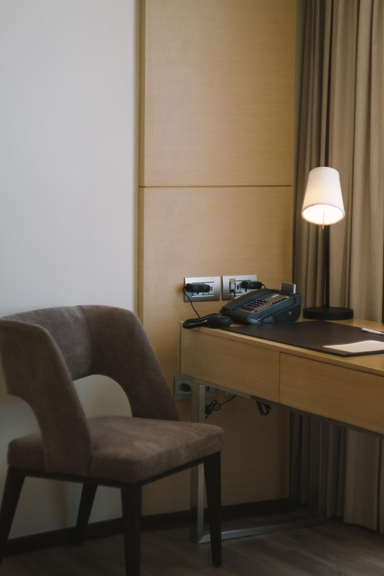 Seda Vertis North Quezon City Esterno foto A hotel room telephone