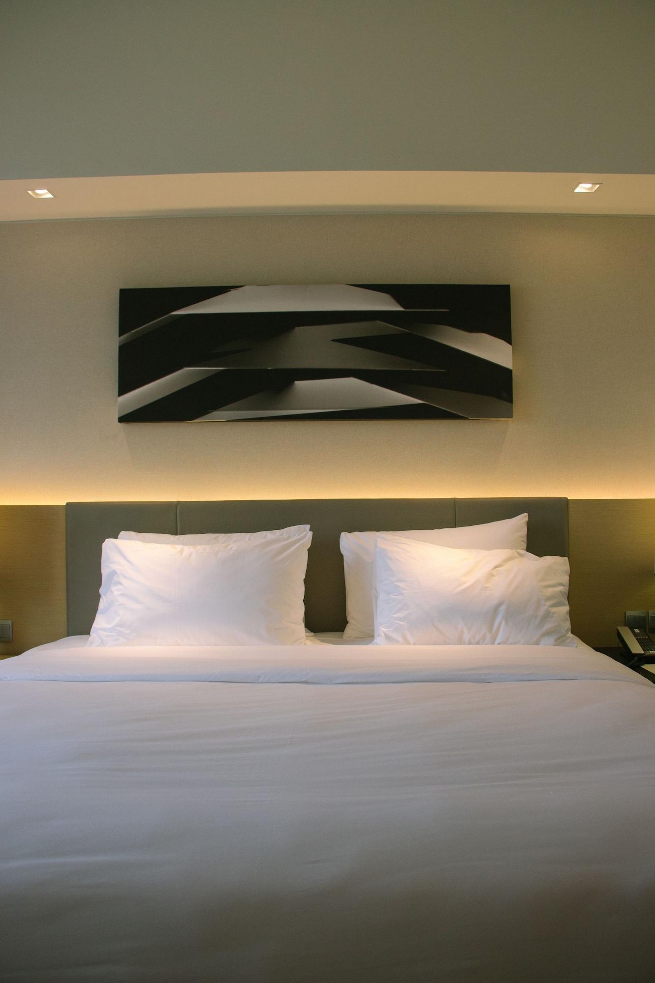 Seda Vertis North Quezon City Esterno foto A bed with two pillows
