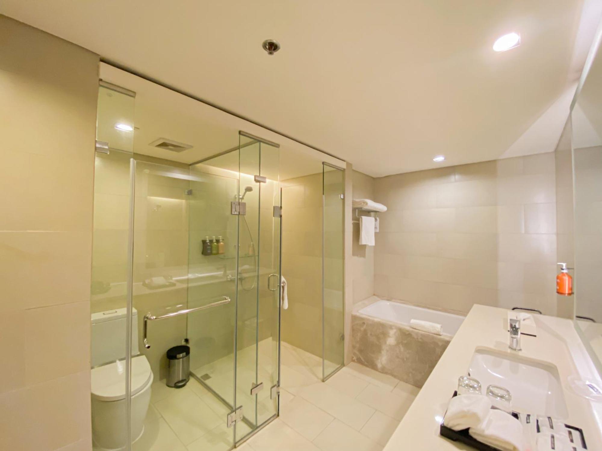 Seda Vertis North Quezon City Esterno foto A bathroom in a hotel