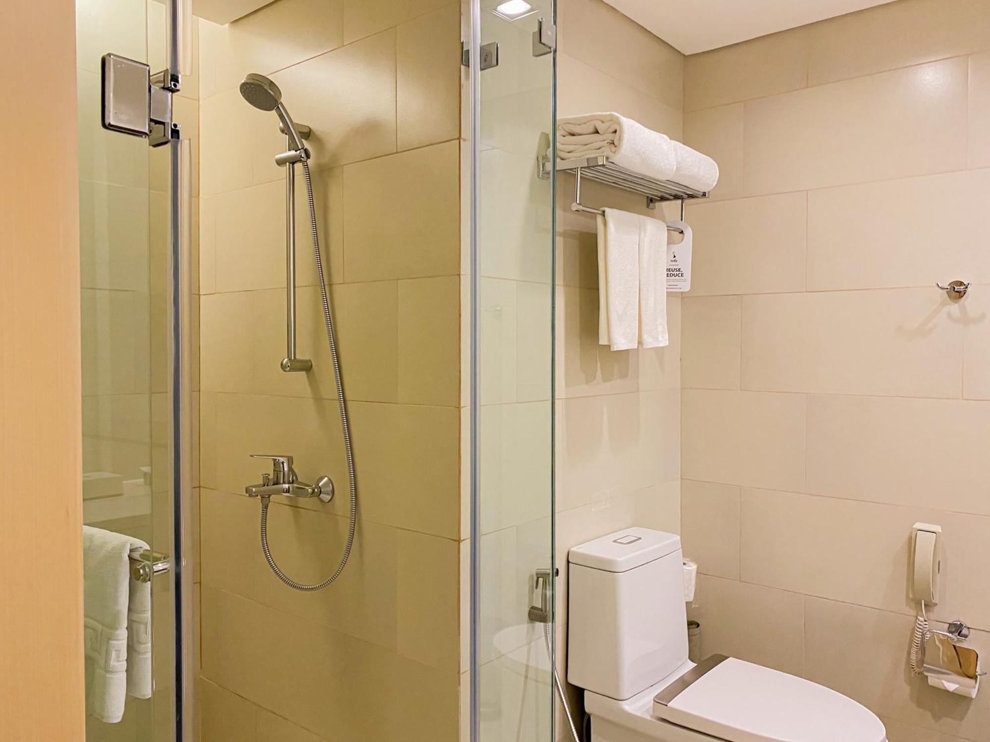 Seda Vertis North Quezon City Esterno foto A shower cubicle with a sliding door