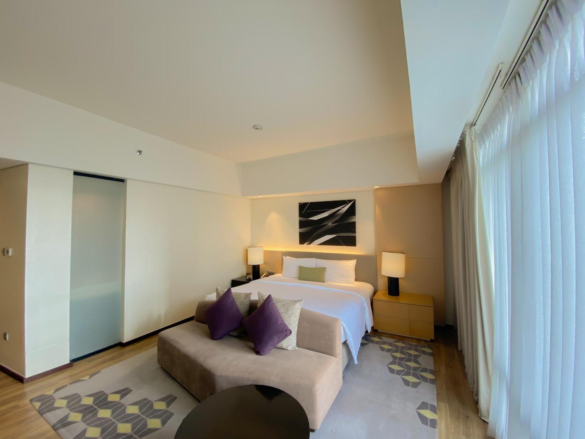 Seda Vertis North Quezon City Esterno foto Deluxe Suite bedroom