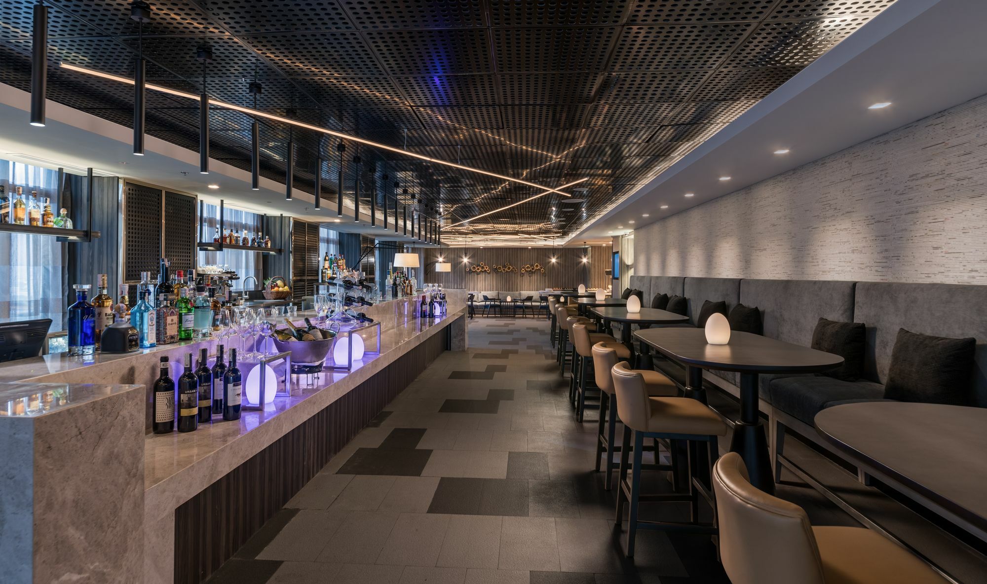 Seda Vertis North Quezon City Esterno foto The bar at the lounge
